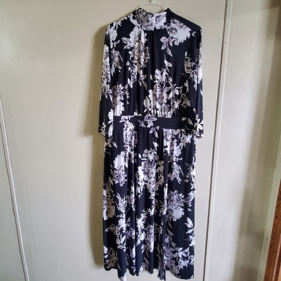 Lane Bryant sz 22/24. Boho black floral. Open back, side slit. Mock neck - Picture 3 of 14